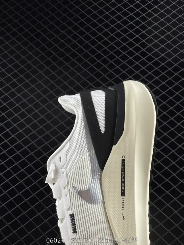 Nike Air Zoom Blancas y Negras con Upper de Malla y Contrafuerte en Talón para Zapatos de Running 4