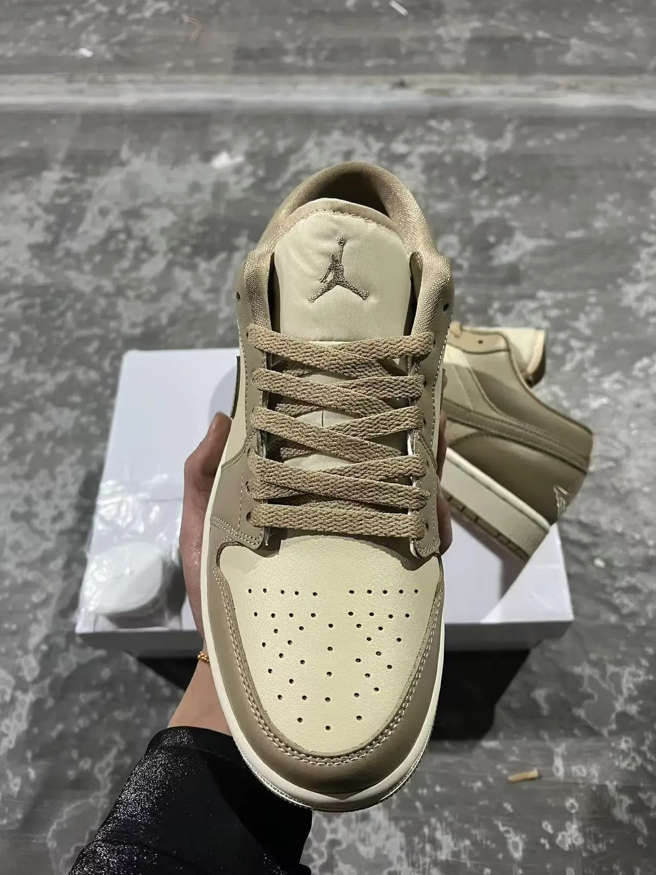 Nike Beige Low-Top Leather Upper Lifestyle Sneakers 3