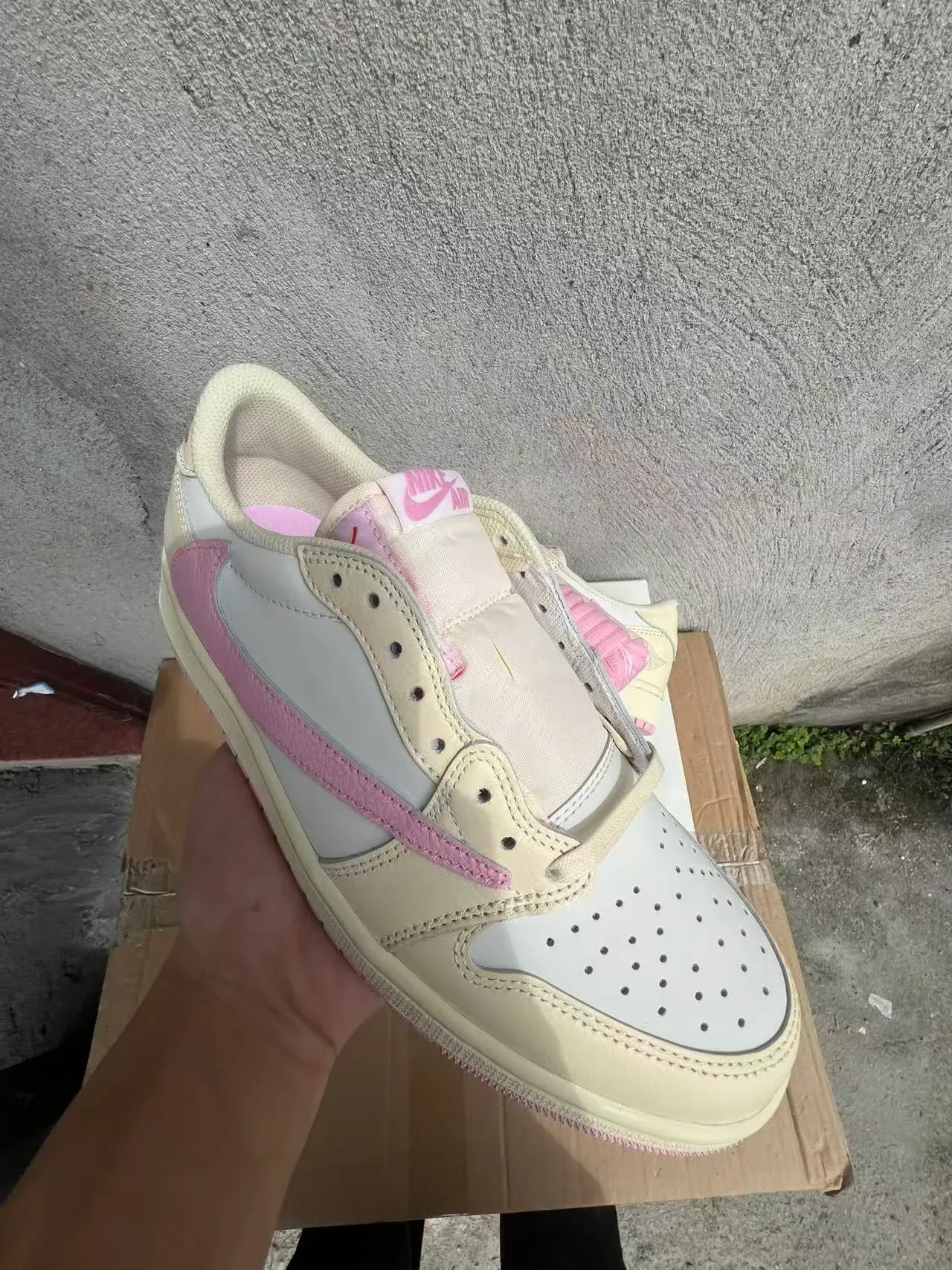 Nike Beige Pink Low-Top Silhouette Layered Leather Construction Lifestyle Sneakers 2