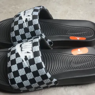 Nike Benassi JDI Checkerboard Print चप्पल