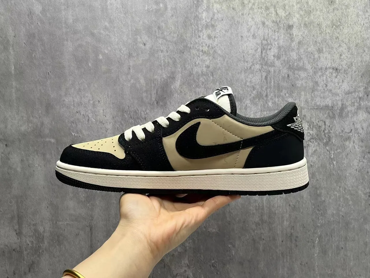 Nike Black Beige Low-Top Suede-and-Leather Panelled Lifestyle Sneakers 5