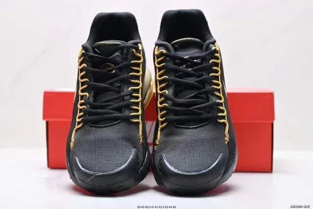 Nike Chaussures Lifestyle avec Upper en Maille Noir et Or, Swoosh et Lacets 3