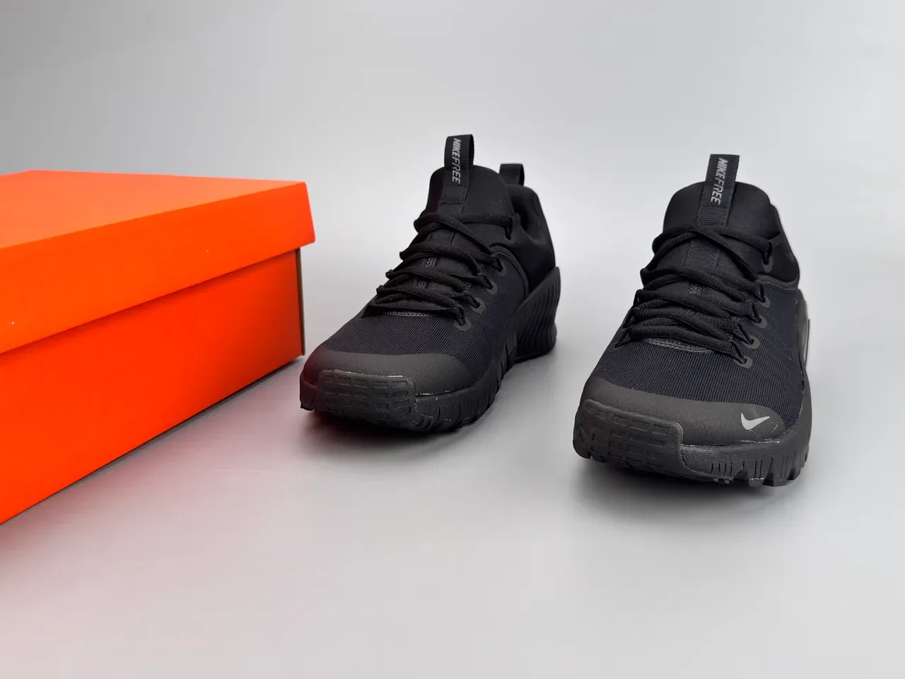Nike Black Gray Knit Upper Sculpted Ridged Midsole Lifestyle Sneakers 3
