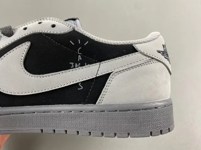 Nike Black Gray Low-Top Perforated Toe Lifestyle Sneakers 6