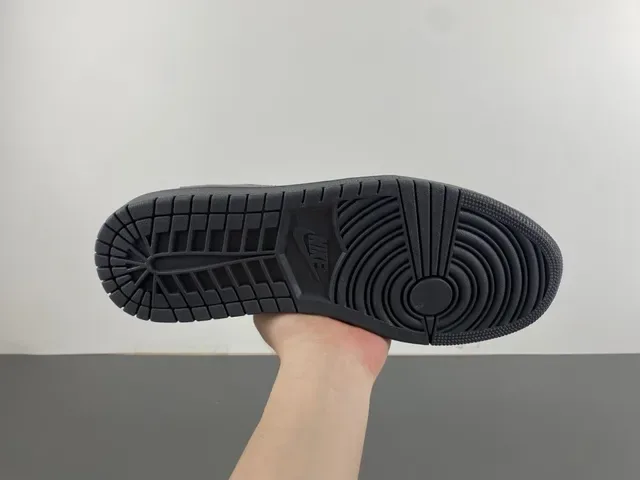 Nike Black Gray Low-Top Perforated Toe Lifestyle Sneakers 8