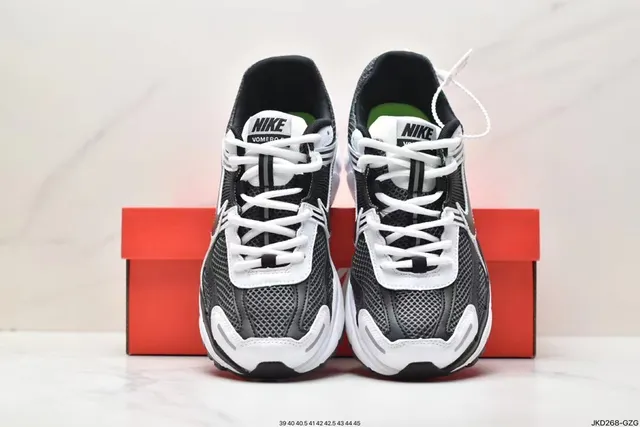 Nike Noir Gris Maille supérieure Superposition de cage synthétique Chaussures de course 2