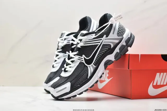 Nike Noir Gris Maille supérieure Superposition de cage synthétique Chaussures de course 3
