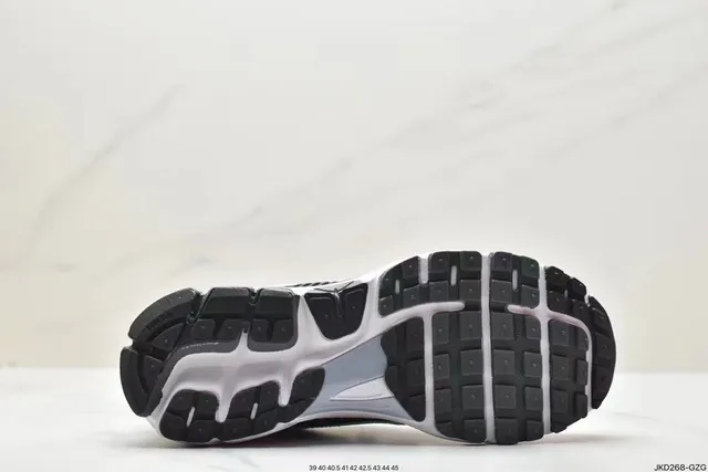 Nike Noir Gris Maille supérieure Superposition de cage synthétique Chaussures de course 4