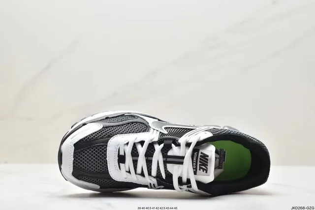 Nike Noir Gris Maille supérieure Superposition de cage synthétique Chaussures de course 8