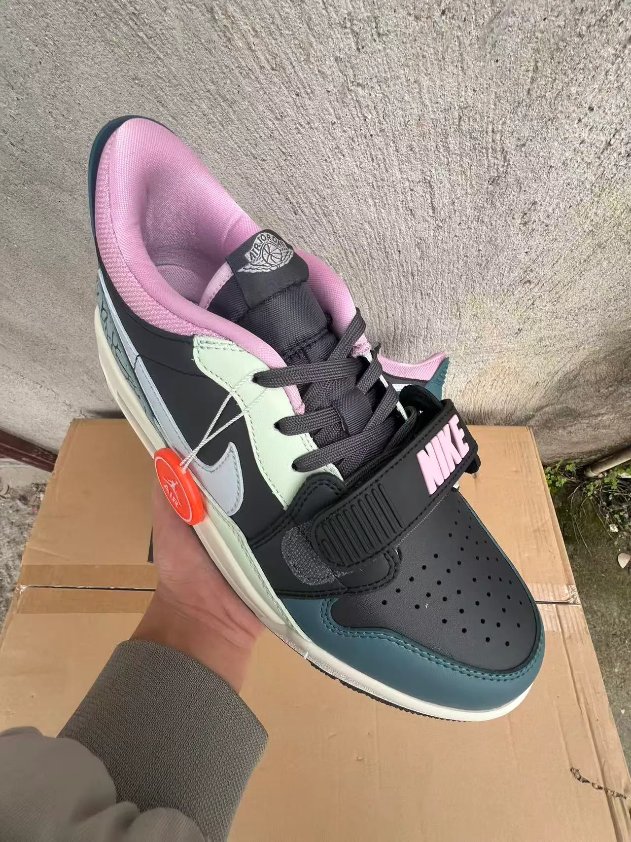Nike Black Pink Low-Top Elephant Print Heel Lifestyle Sneakers 2