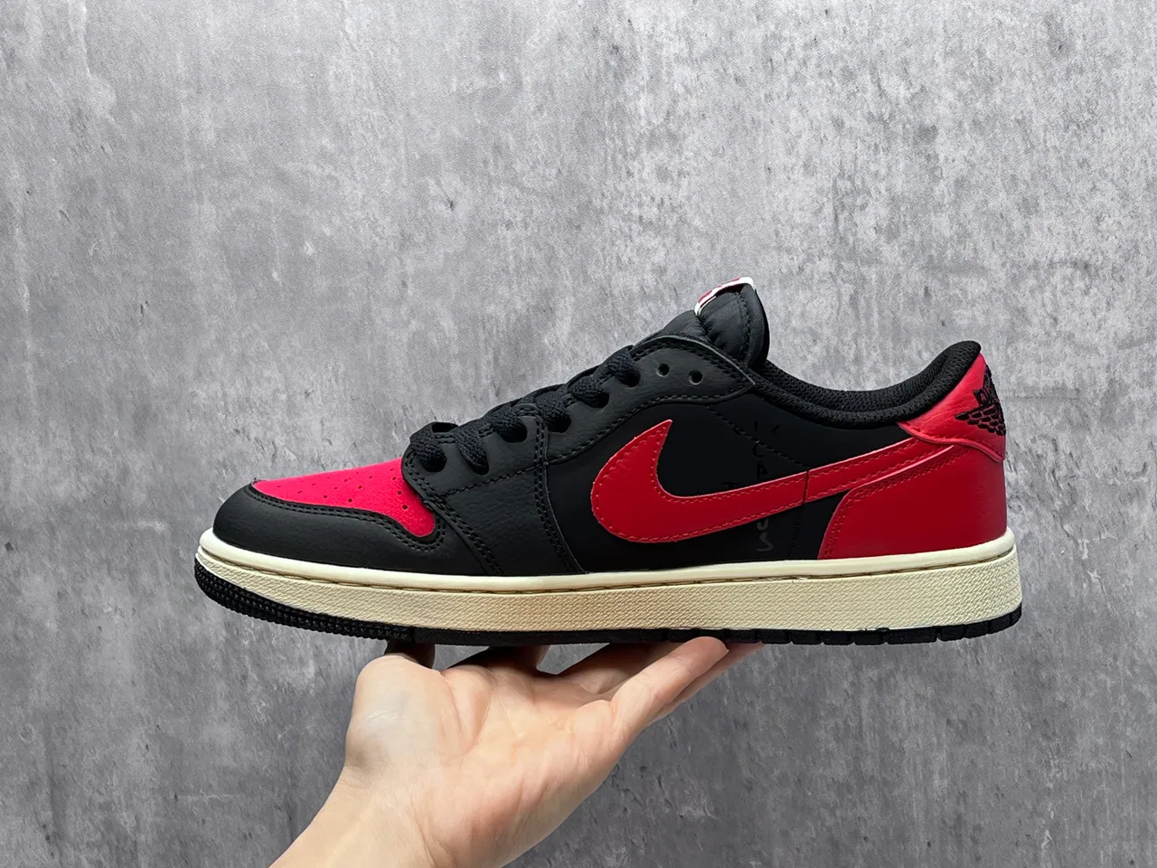 Nike Black Red Low-Top Leather And Synthetic Upper Lifestyle Sneakers 4