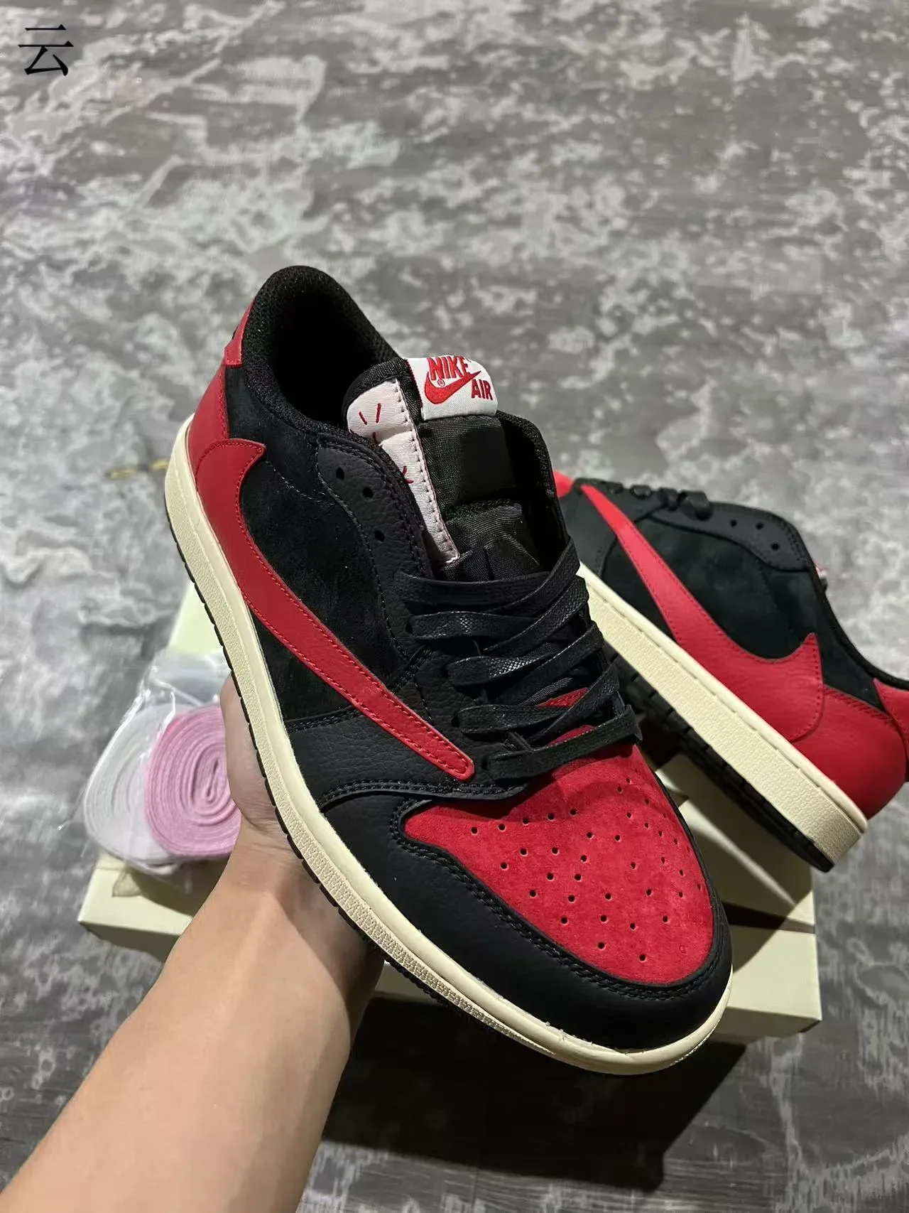 Nike Baskets Lifestyle Cuir-Suede Panelées Noir et Rouge Basses 2