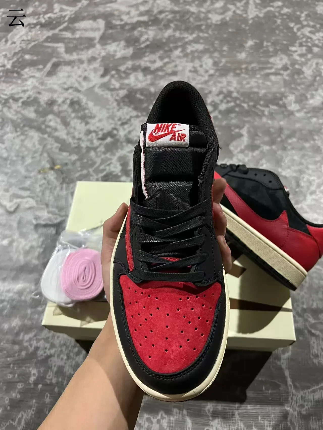 Nike Baskets Lifestyle Cuir-Suede Panelées Noir et Rouge Basses 3