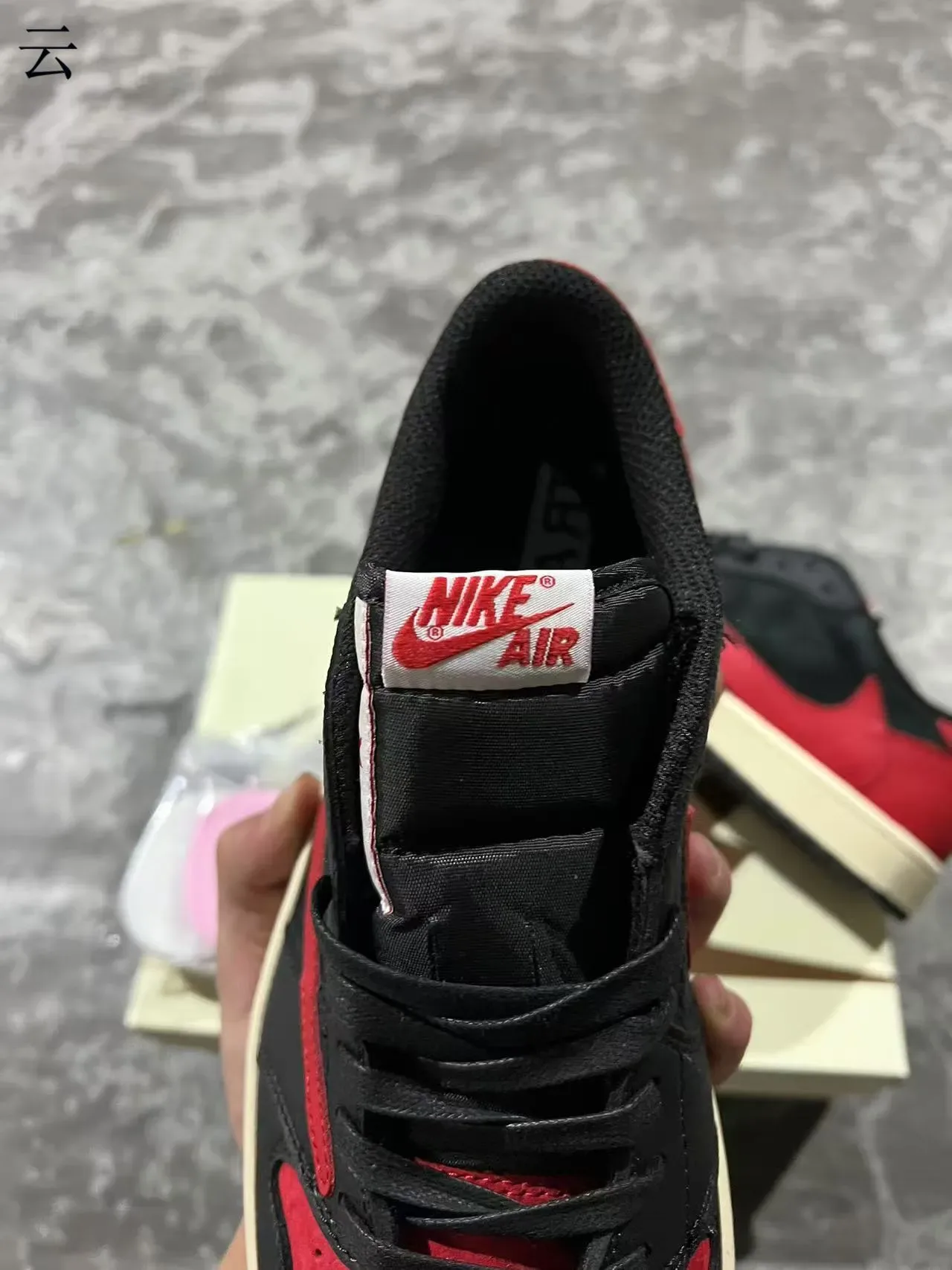 Nike Baskets Lifestyle Cuir-Suede Panelées Noir et Rouge Basses 4