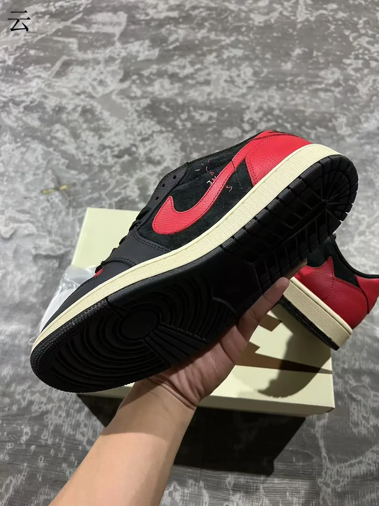 Nike Baskets Lifestyle Cuir-Suede Panelées Noir et Rouge Basses 5