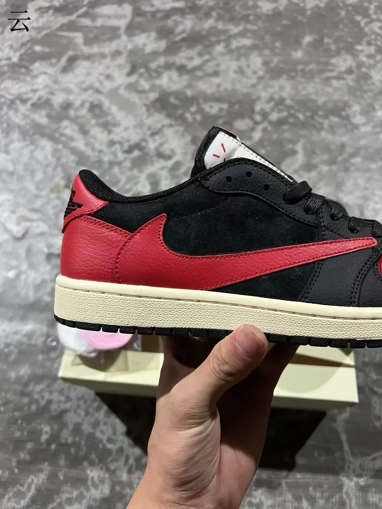 Nike Baskets Lifestyle Cuir-Suede Panelées Noir et Rouge Basses 6