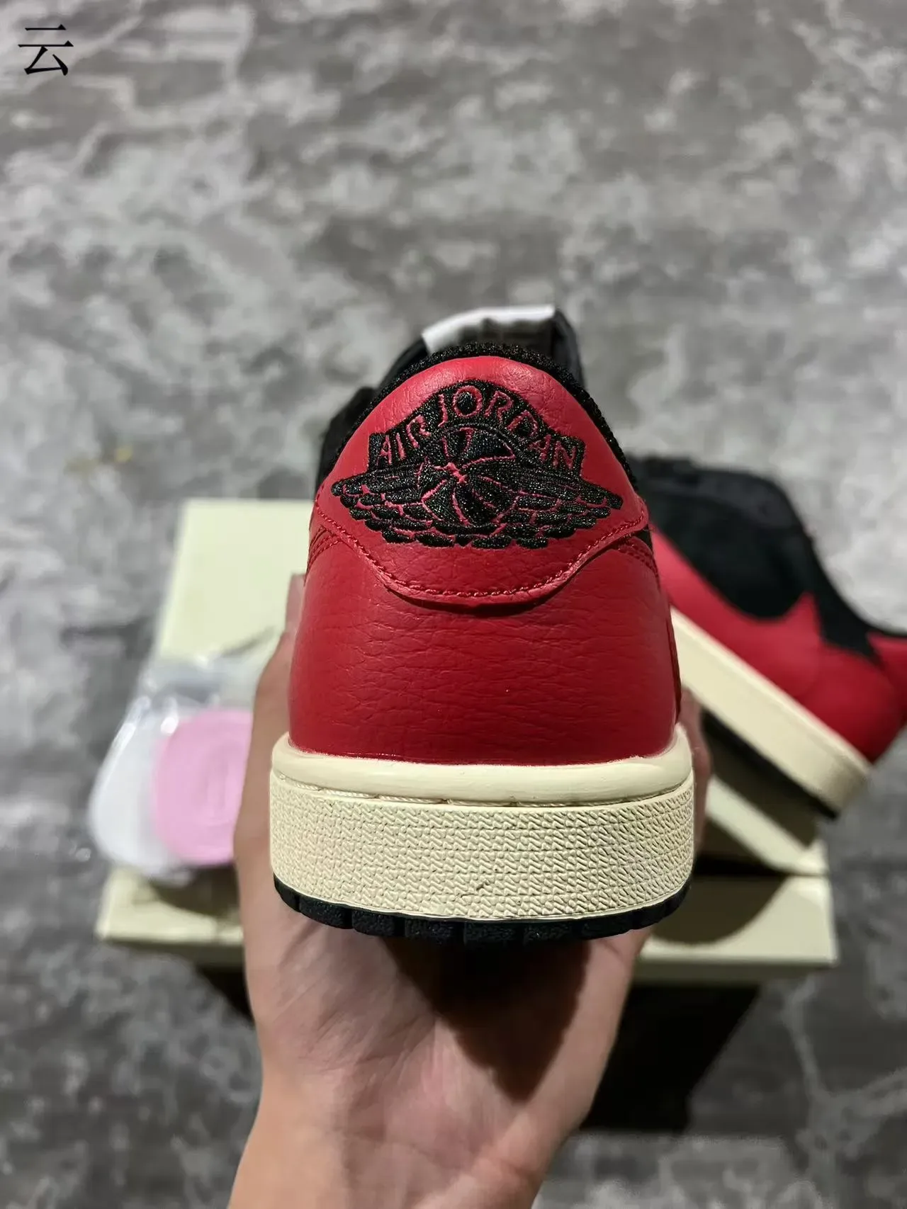 Nike Baskets Lifestyle Cuir-Suede Panelées Noir et Rouge Basses 7