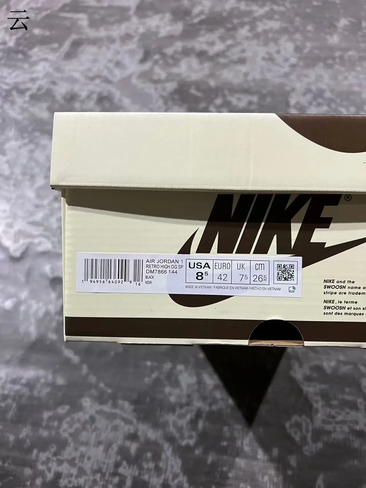 Nike Baskets Lifestyle Cuir-Suede Panelées Noir et Rouge Basses 9