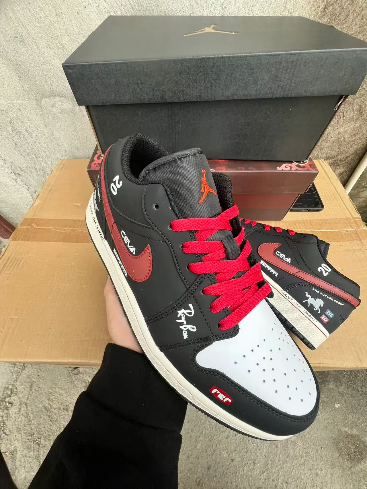 Nike Black Red Low-Top Padded Collar Lifestyle Sneakers 2