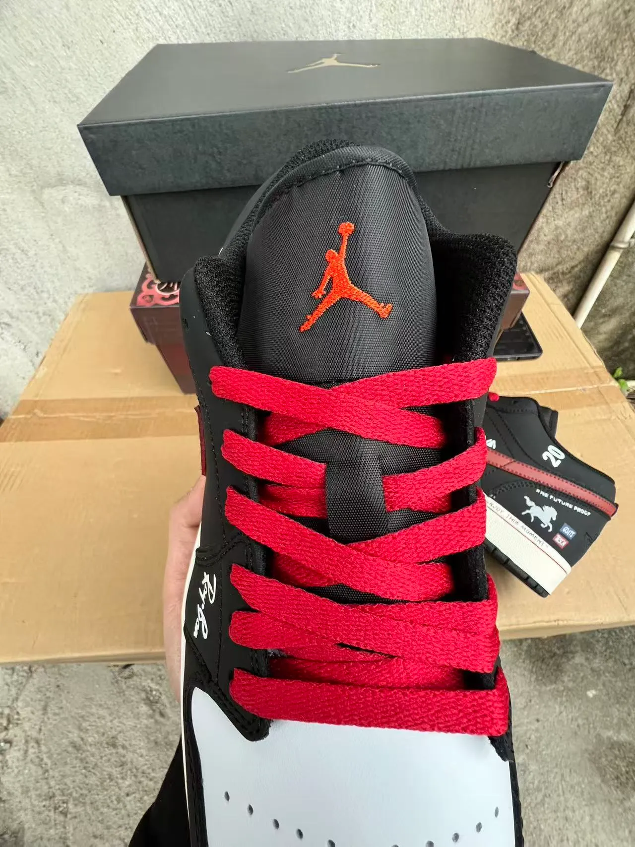 Nike Black Red Low-Top Padded Collar Lifestyle Sneakers 4