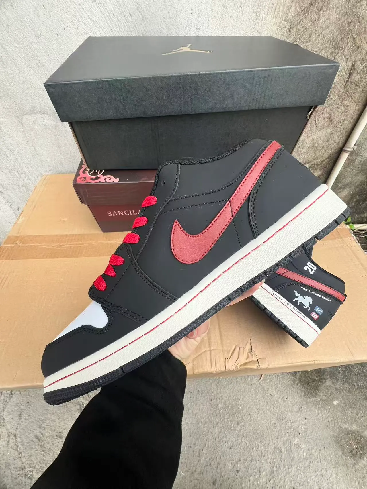 Nike Black Red Low-Top Padded Collar Lifestyle Sneakers 5