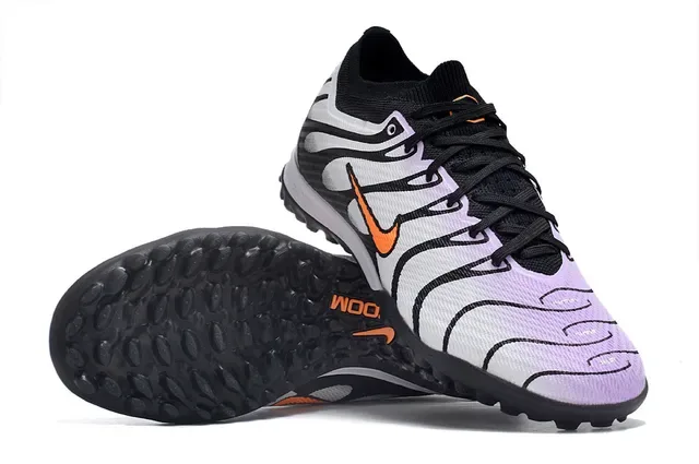Nike Noir et Blanc Basse Tige Tricot Motif d'Onde Overlays Synthétiques Chaussures de Football Turf 2