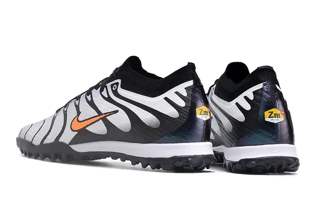 Nike Noir et Blanc Basse Tige Tricot Motif d'Onde Overlays Synthétiques Chaussures de Football Turf 4