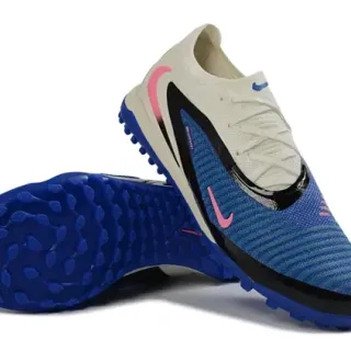 نيكي أحذية كرة قدم مع upper من knit أزرق ووردي و sole turf