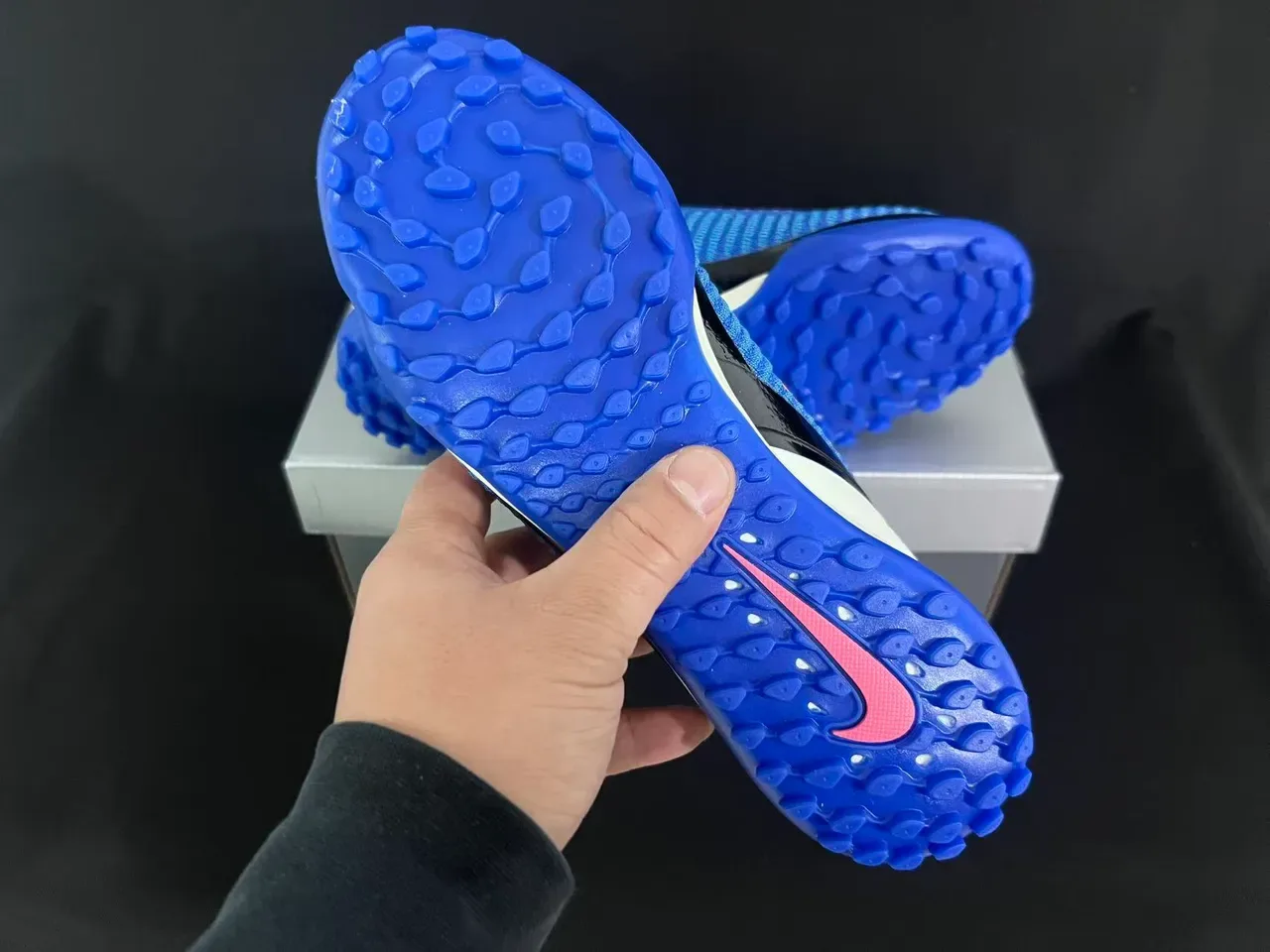 نيكي أحذية كرة قدم مع upper من knit أزرق ووردي و sole turf 2