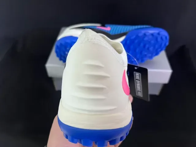 نيكي أحذية كرة قدم مع upper من knit أزرق ووردي و sole turf 3