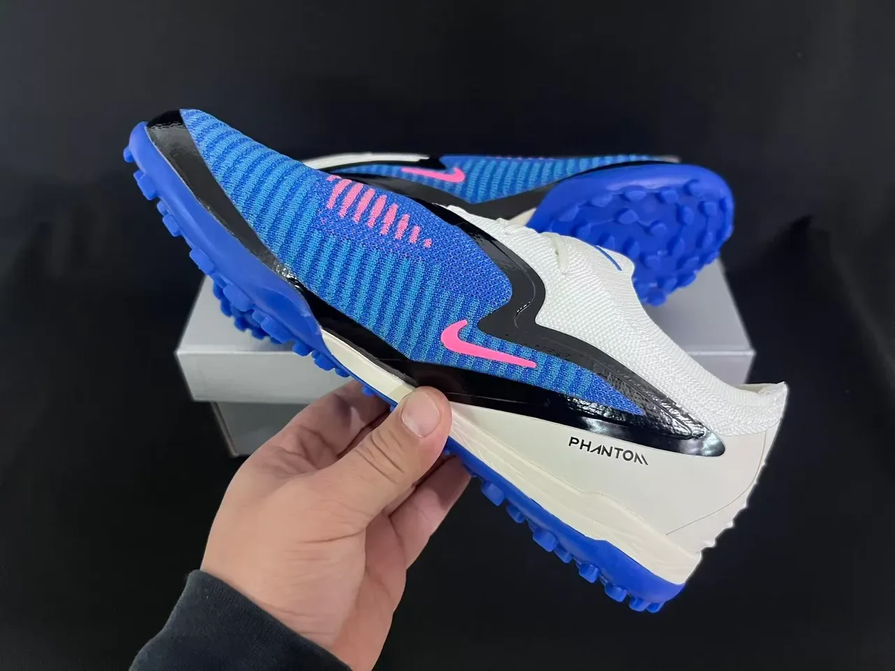 نيكي أحذية كرة قدم مع upper من knit أزرق ووردي و sole turf 4