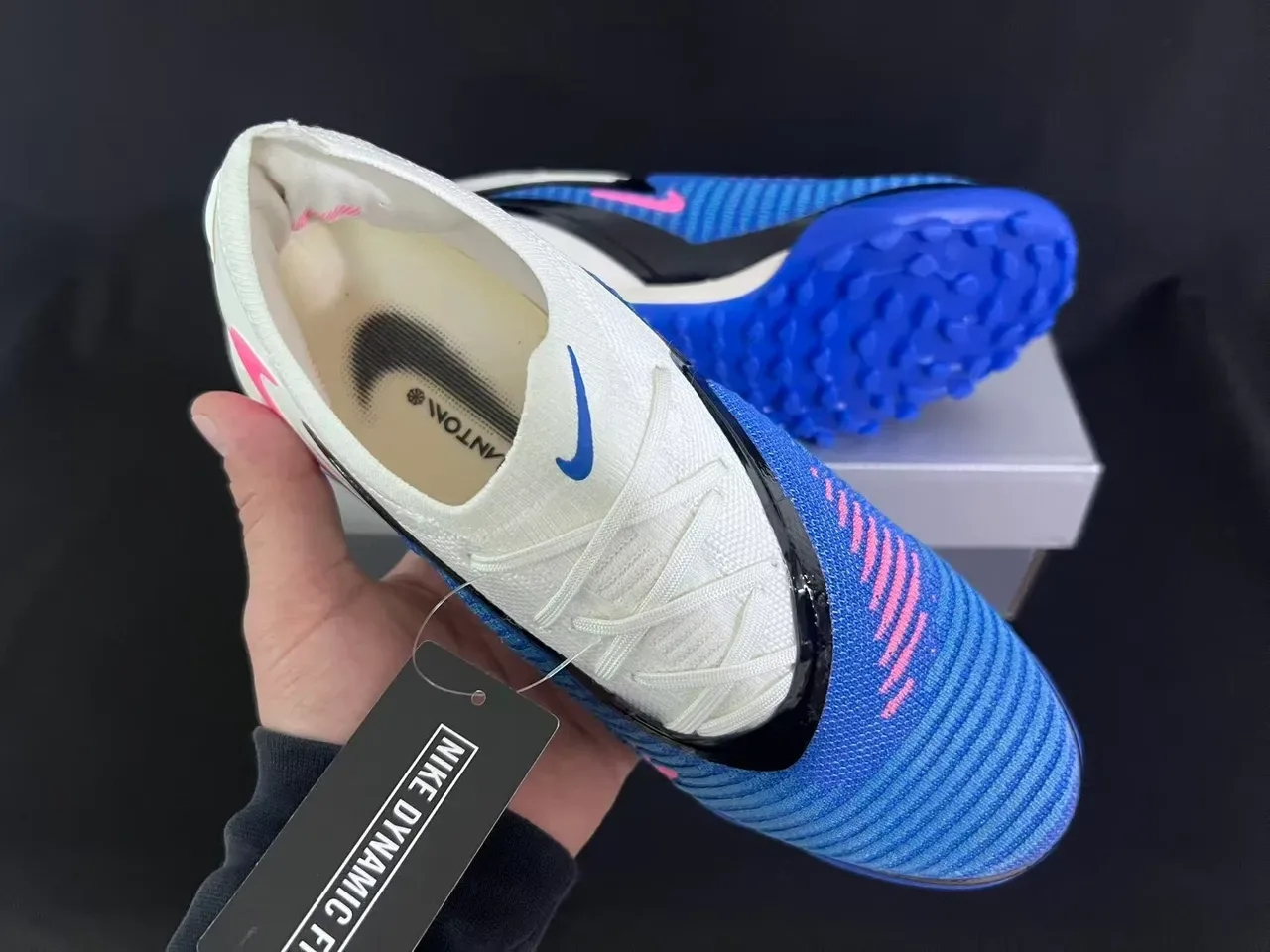 نيكي أحذية كرة قدم مع upper من knit أزرق ووردي و sole turf 5