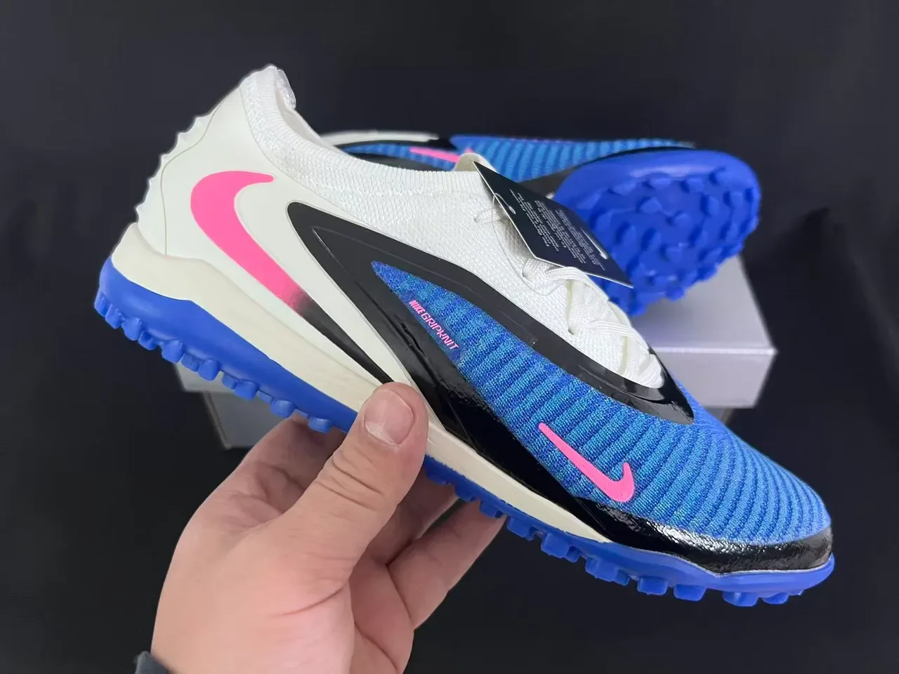 نيكي أحذية كرة قدم مع upper من knit أزرق ووردي و sole turf 6