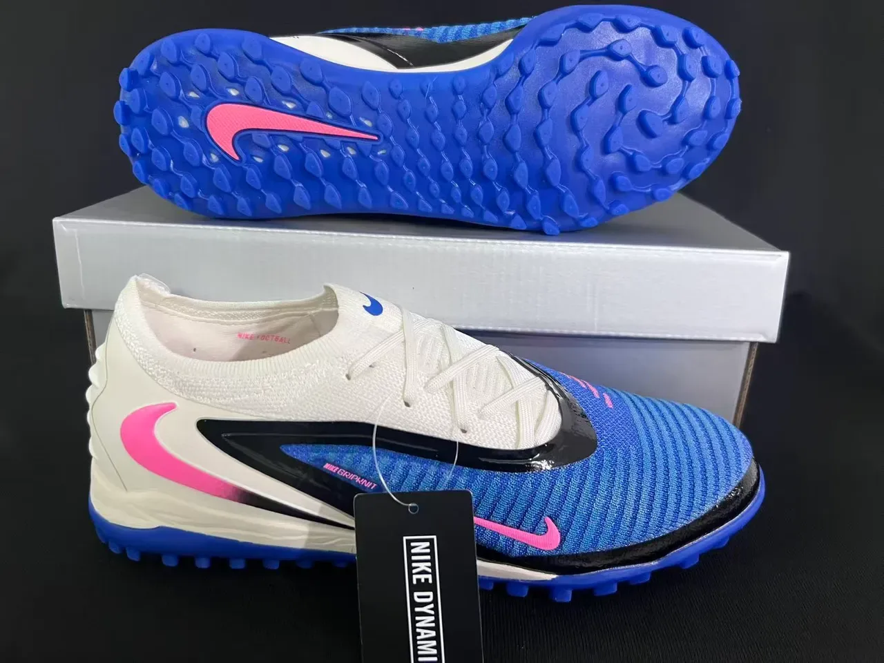نيكي أحذية كرة قدم مع upper من knit أزرق ووردي و sole turf 7
