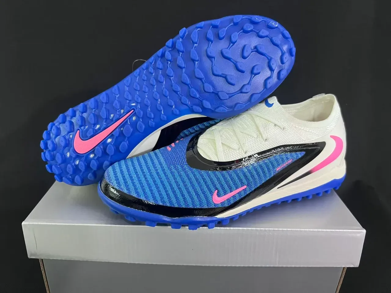 نيكي أحذية كرة قدم مع upper من knit أزرق ووردي و sole turf 8