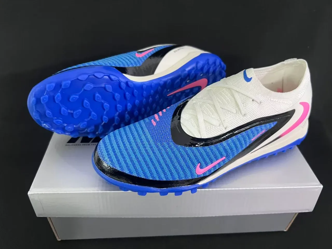 نيكي أحذية كرة قدم مع upper من knit أزرق ووردي و sole turf 9