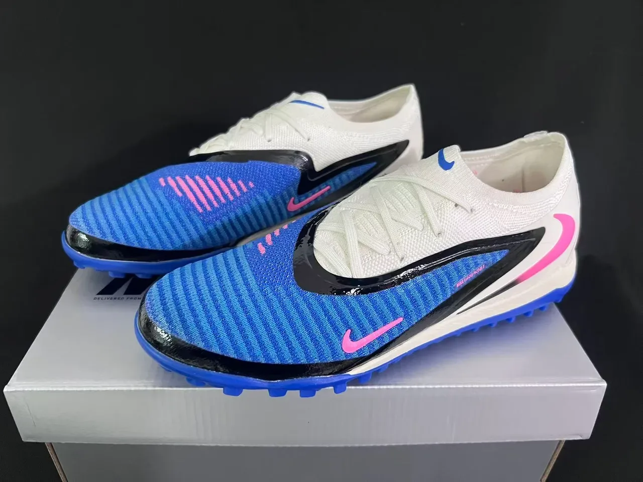 نيكي أحذية كرة قدم مع upper من knit أزرق ووردي و sole turf 10