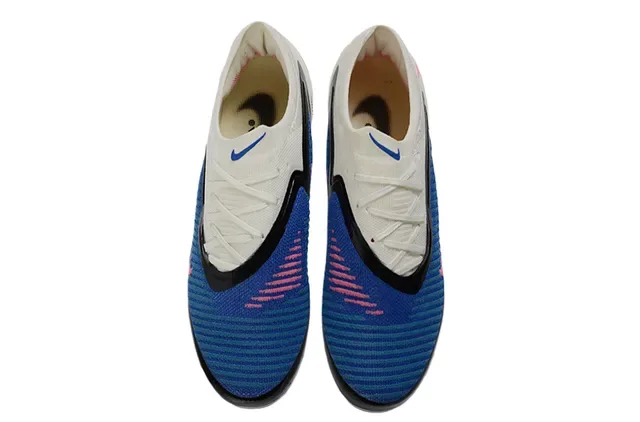 نيكي أحذية كرة قدم مع upper من knit أزرق ووردي و sole turf 11