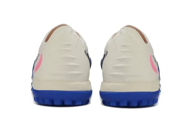 نيكي أحذية كرة قدم مع upper من knit أزرق ووردي و sole turf 12