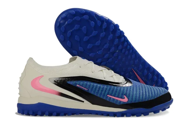 نيكي أحذية كرة قدم مع upper من knit أزرق ووردي و sole turf 13