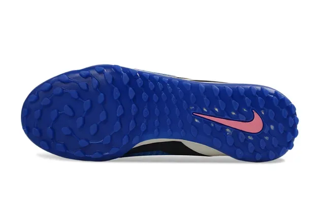 نيكي أحذية كرة قدم مع upper من knit أزرق ووردي و sole turf 15