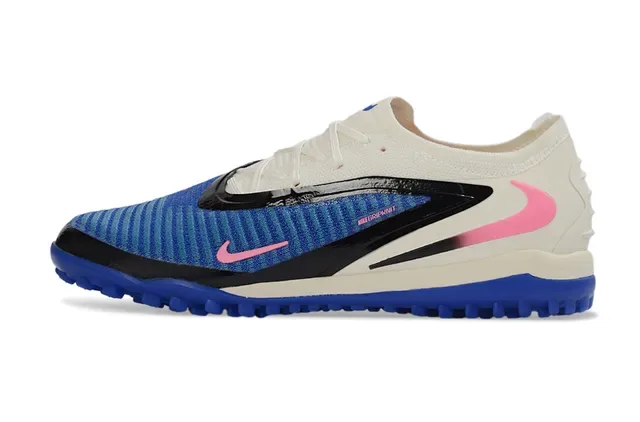 نيكي أحذية كرة قدم مع upper من knit أزرق ووردي و sole turf 17