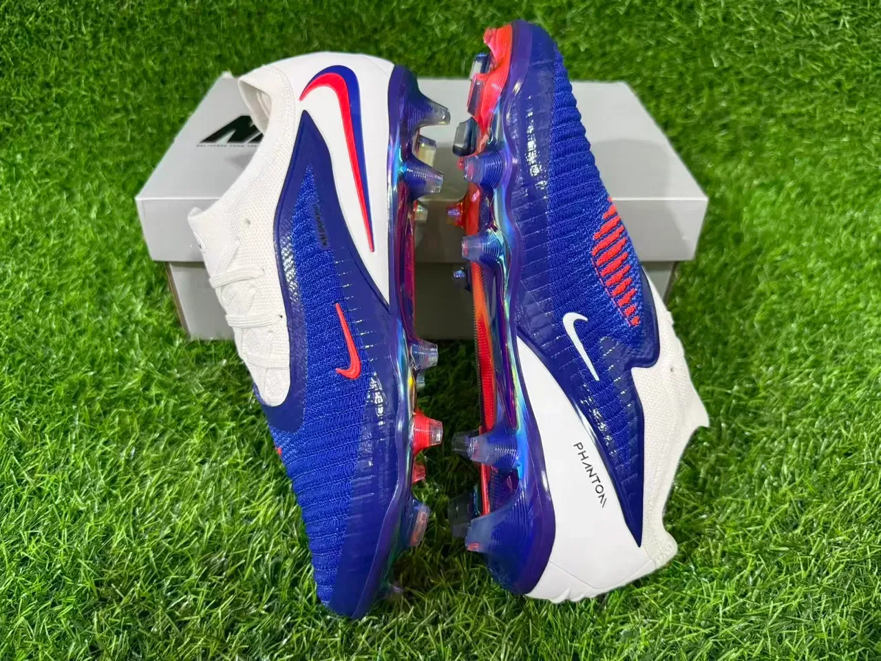 Nike Chaussures de football bleu et blanc, coupe basse, empeigne en maille, ajustement dynamique, pour terrain ferme 2