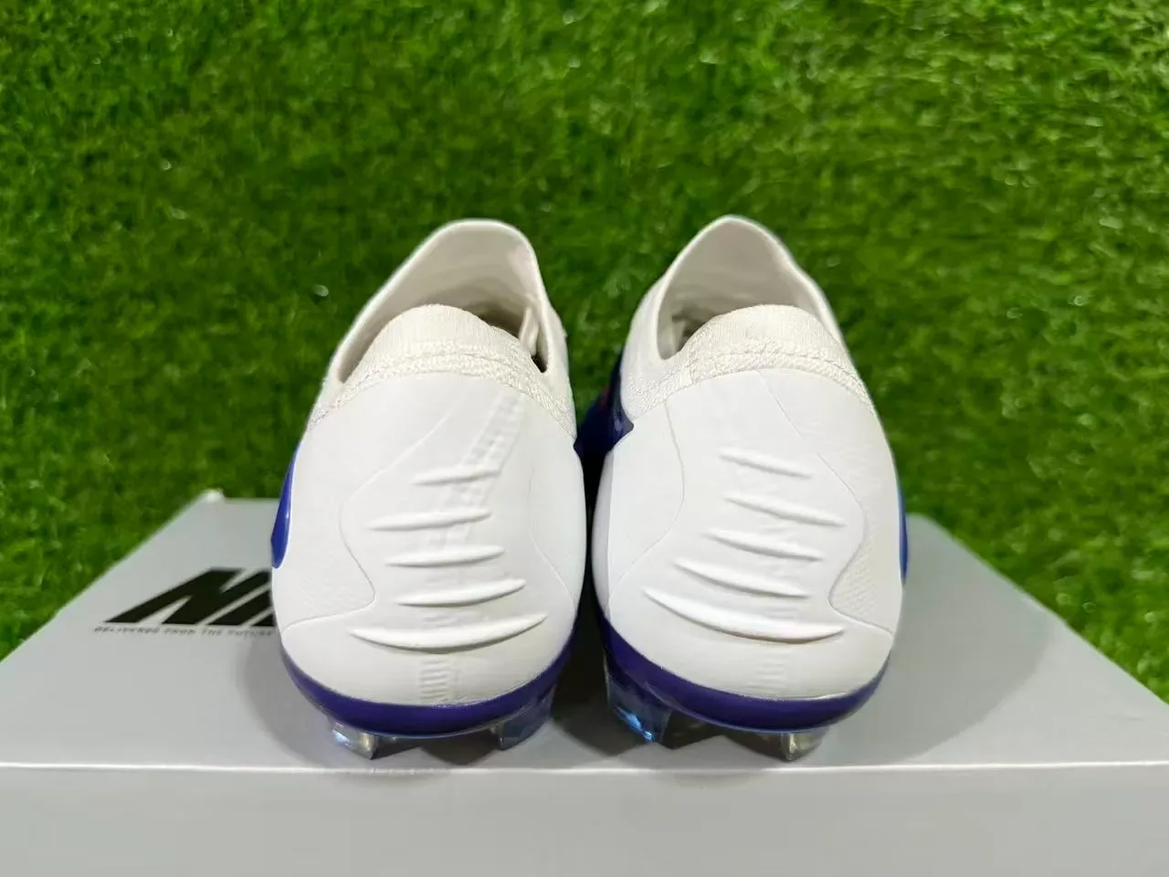 Nike Chaussures de football bleu et blanc, coupe basse, empeigne en maille, ajustement dynamique, pour terrain ferme 3