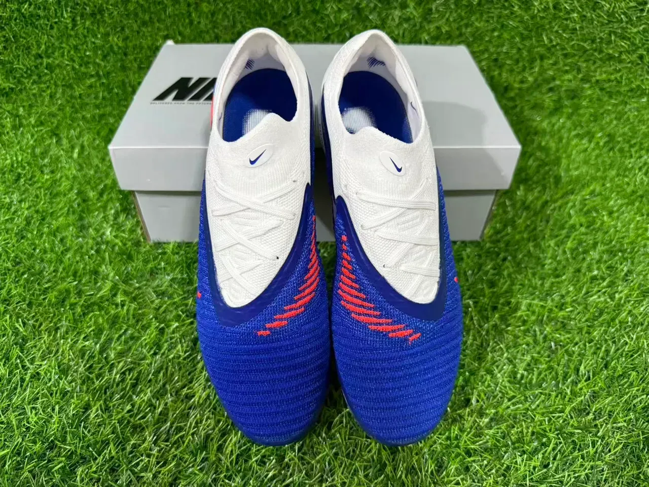 Nike Chaussures de football bleu et blanc, coupe basse, empeigne en maille, ajustement dynamique, pour terrain ferme 4