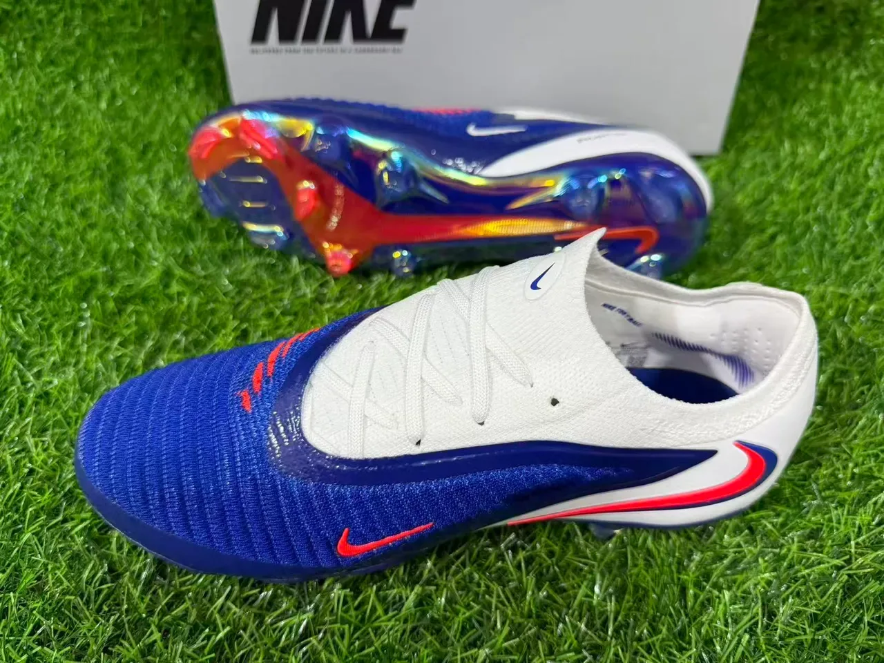 Nike Chaussures de football bleu et blanc, coupe basse, empeigne en maille, ajustement dynamique, pour terrain ferme 5