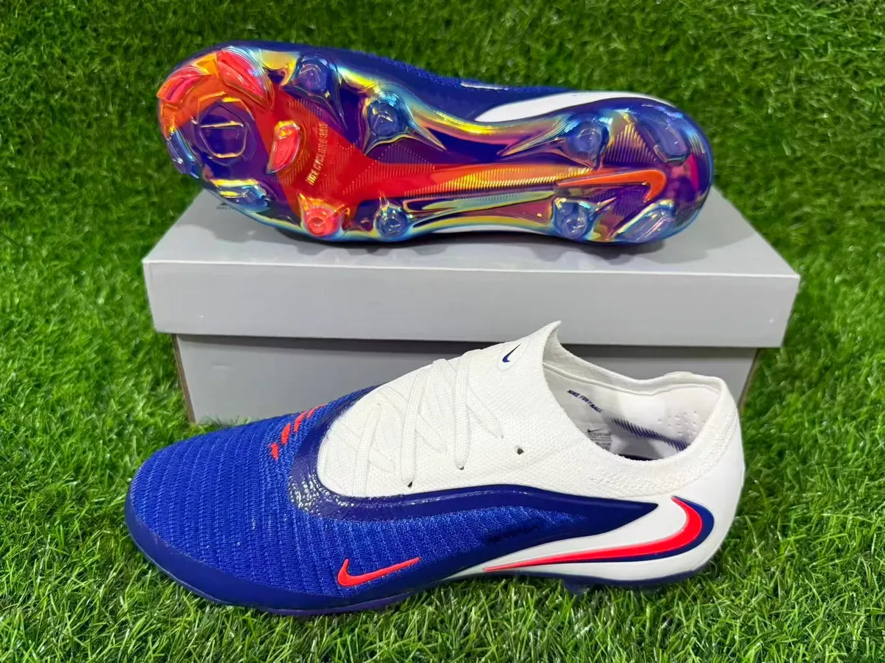 Nike Chaussures de football bleu et blanc, coupe basse, empeigne en maille, ajustement dynamique, pour terrain ferme 6