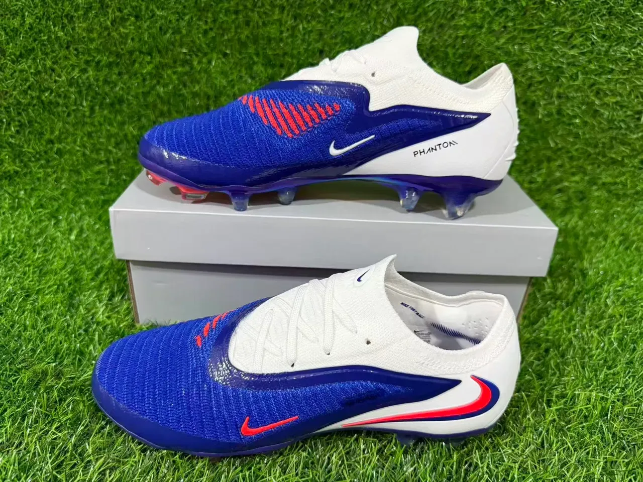 Nike Chaussures de football bleu et blanc, coupe basse, empeigne en maille, ajustement dynamique, pour terrain ferme 7