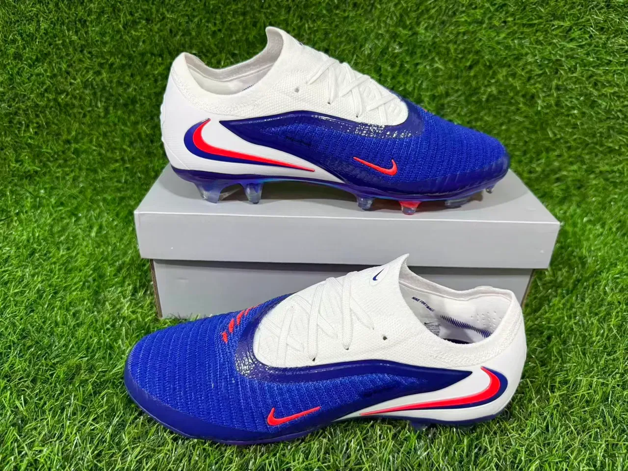 Nike Chaussures de football bleu et blanc, coupe basse, empeigne en maille, ajustement dynamique, pour terrain ferme 8
