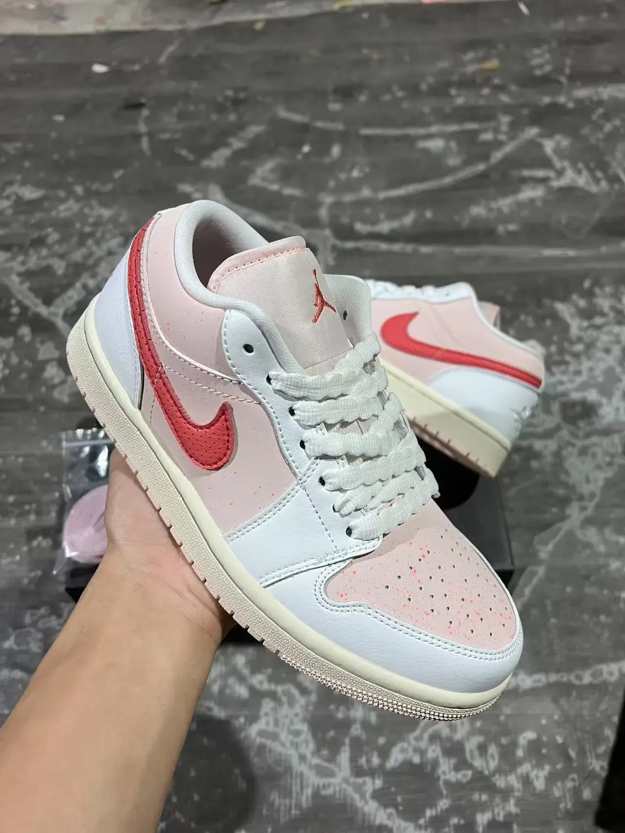 Nike Dunk Low Pale Pink et Red Chaussures Lifestyle 2